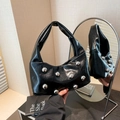 Bolso de hombro negro brillante con remaches plateados y diseño moderno de media luna - Negro