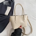 Bolso tote minimalista en cuero blanco crema con herrajes dorados y textura de lichi - Blanco Roto