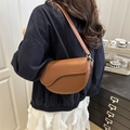 Sac à bandoulière marron en cuir lisse avec sangle ajustable porté dans un intérieur - Marron