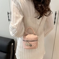 Sac bandoulière cylindrique rose matelassé avec chaîne argentée et breloques - Grand / Rose