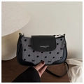 Dettaglio della borsa a tracolla da donna in jacquard grigio a pois con decorazioni a fiocco - Nero