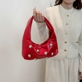 Bolso hobo rojo de moda con tachuelas plateadas y acabado brillante de charol - Rojo
