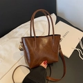 Bolso tote vintage marrón con acabado de cera de aceite y correa ajustable fina - café