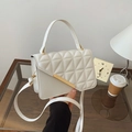 Bolso bandolera acolchado blanco con cierre de metal dorado y asa superior - Blanco Roto
