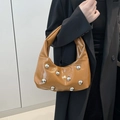 Bolso de media luna marrón con remaches metálicos plateados en cuero brillante - Marrón