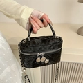 Mini sac à main en velours noir matelassé avec chaîne et pendentif camélia - Grand / Noir