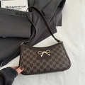 Borsa sottobraccio marrone scuro con motivo monogramma e fiocco dorato decorativo - Marrone