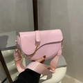 Sac selle en cuir rose avec chaîne dorée et large bandoulière réglable - Rose