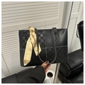 Vue détaillée d'un cabas noir à damier avec un élégant foulard en soie enroulé sur l'anse - Noir