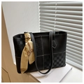 Dettaglio della borsa tote nera con trama a scacchi, cuciture a contrasto e foulard in seta - Nero