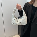 Bolso de hombro blanco minimalista con remaches metálicos plateados y cuero sintético liso - Blanco