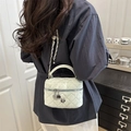Sac bandoulière matelassé beige avec breloque camélia et bandoulière en chaîne - Grand / Blanc