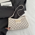 Elegante borsa baguette beige con motivo a lettere M e fibbia a fiocco dorata - Bianco