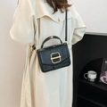 Borsa a tracolla quadrata minimalista in pelle nera con fibbia dorata - Nero