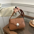 Borsa a tracolla vintage in pelle marrone con fibbia rotonda argentata in interni - Marrone