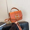 Borsa a tracolla quadrata minimalista in pelle PU arancione con fibbia dorata - Marrone