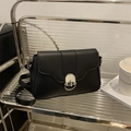 Borsa a tracolla minimalista in pelle nera con chiusura ovale in argento - Nero