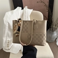 Elegante borsa beige con trama a scacchi e sciarpa di seta con motivo vintage - Cachi