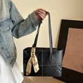 Borsa tote in pelle nera con trama intrecciata e foulard di seta decorativo sul manico - Nero