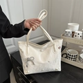 Bolso tote blanco brillante con perlas elegantes, lazo plateado y adorno de corazón - Blanco