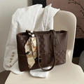 Borsa tote marrone scuro a scacchi con foulard decorativo in seta sulla sedia - Marrone Scuro