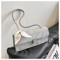 Dettaglio della borsa a spalla in camoscio grigio con fibbia in cristallo e foulard di seta - Argento