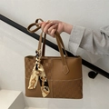 Borsa tote marrone a scacchi in ecopelle con foulard di seta e cuciture a contrasto - Cuoio