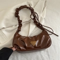 Bolso baguette marrón oscuro brillante con correa plisada y diseño de fruncidos - Marrón