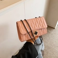Sac à bandoulière rose matelassé avec chaîne et boucle décorative en trèfle - Rose