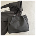 Detail van zwarte tote bag met textuur, metalen logo en stijlvolle kettingriem - Zwart zonder Hanger