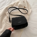 Schwarze Satteltasche mit Faltenstruktur und weißem Logo für einen Vintage-Modestil - Schwarz