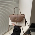 Bolso bandolera bicolor con detalles metálicos dorados vintage y asa de mano superior - Marrón