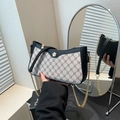 Sac sous le bras gris à monogramme avec boucle camélia dorée et bandoulière en chaîne - Noir