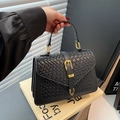 Elegante borsa a tracolla nera con trama in pelle intrecciata e fibbia dorata - Nero