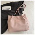 Detail van roze corduroy tote bag met kettingriem en logo-label op witte lakens - Roze zonder hanger