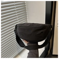 Detalle de bolso bandolera negro con textura de nailon plisado y correa ajustable - Negro