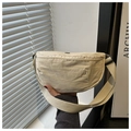 Detalle del bolso bandolera de nailon beige con textura plisada y correa ajustable - Caqui