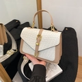 Mini borsa squadrata bianca a trama intrecciata con finiture kaki e fibbia - Bianco