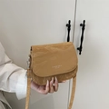 Schicke senfgelbe Satteltasche für Damen mit Vintage-Textur und verstellbarem Riemen - Braun