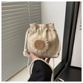 Nahaufnahme der gewebten Beuteltasche mit Sonnenblumen-Deko und Flechtstruktur - Khaki und Weiß