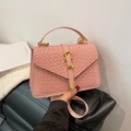 Borsa a tracolla rosa con trama intrecciata goffrata, fibbia dorata e manico chic - Rosa