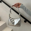 Metallisch silberne Lackleder-Achseltasche mit dekorativem geknotetem Schultergurt - Silber