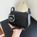 Borsa quadrata minimalista in pelle nera con ciondolo a orsetto e tracolla regolabile - Nero