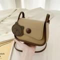 Borsa a tracolla quadrata minimalista in kaki e marrone con un ciondolo a orsetto - Cachi
