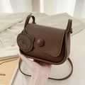 Borsa a tracolla quadrata marrone scuro in pelle PU con fibbia decorativa e ciondolo a orsetto - Marrone