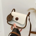 Piccola borsa a tracolla crema con profili marroni e ciondolo a forma di orsetto - Bianco