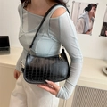 Sac baguette noir minimaliste en cuir croco porté à l'épaule comme sac sous le bras - Noir