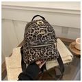 Detailansicht des modischen Rucksacks mit Leopardenmuster und goldenen Reißverschlüssen - Braun