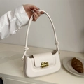 Witte lederen baguette tas met chocolade-stijl gouden sluiting en knoopdetails aan de riem - Wit