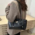 Elegante borsa tote in pelle nera lucida con logo dorato e dettaglio nodo sul manico - Nero senza Ciondolo